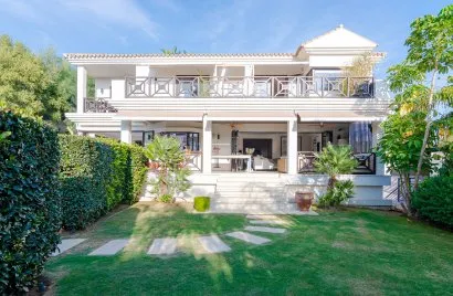 Villa de 5 dormitorios en Marbella, Spain No. 390