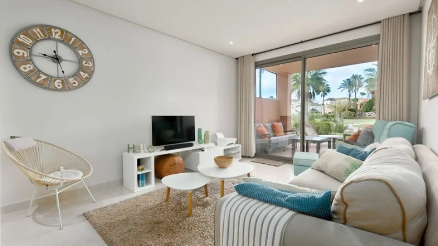 Apartamento de 2 dormitorios en Estepona, Spain No. 468 № 2