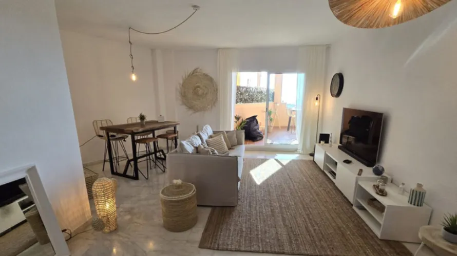 Apartamento de 2 dormitorios en Marbella, Spain No. 973