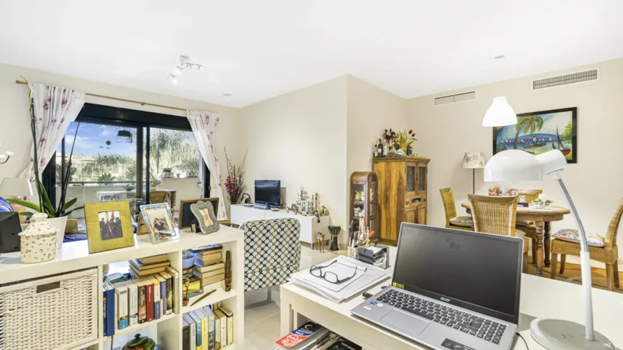Apartamento de 2 dormitorios en Cortes (San Pedro De Alcantara), Spain No. 661 № 3