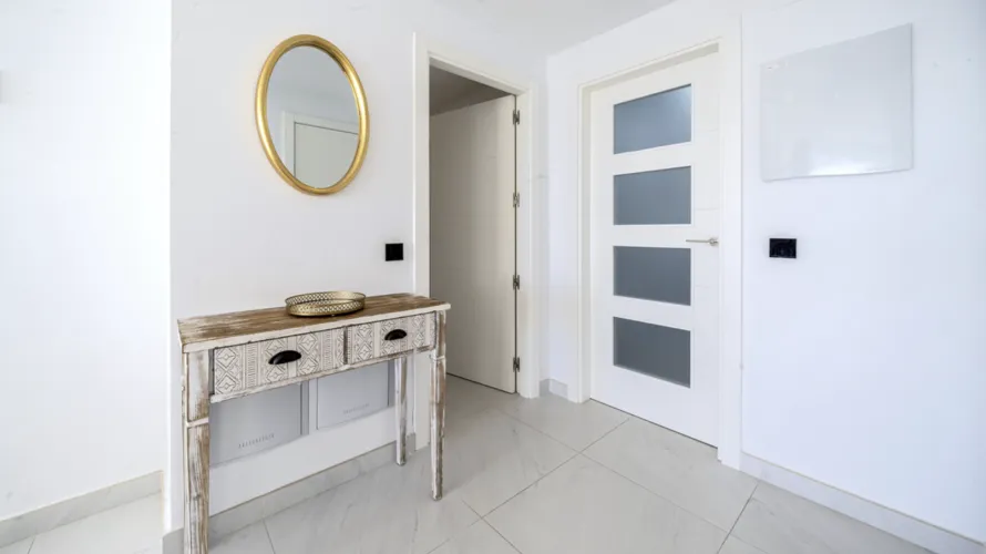 Apartamento de 2 dormitorios en Estepona, Spain No. 662 № 6