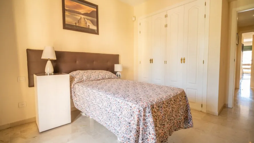 Apartamento de 2 dormitorios en Estepona, Spain No. 659 № 10