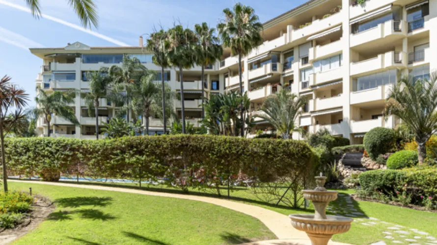 Apartamento de 2 dormitorios en Cortes (San Pedro De Alcantara), Spain No. 1071 № 7