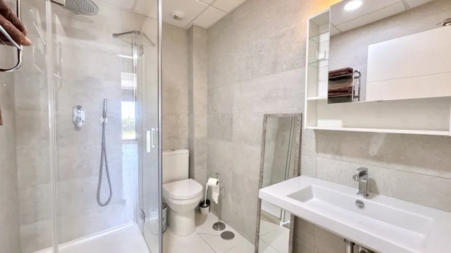 Apartamento de 3 dormitorios en Estepona, Spain No. 944 № 19