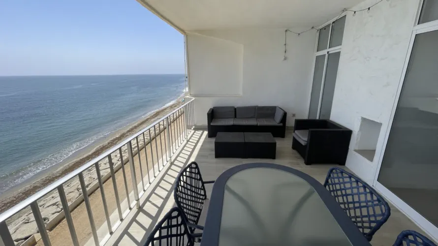 Apartamento de 2 dormitorios en Estepona, Spain No. 669 № 1