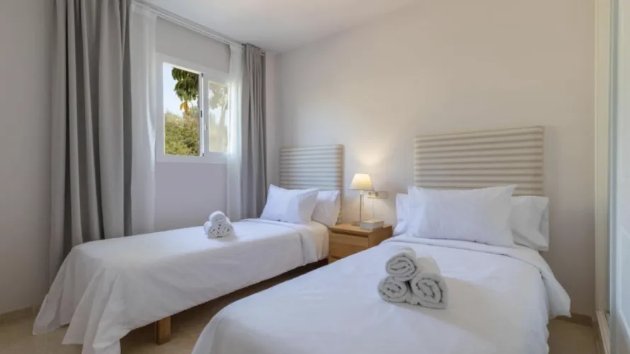 Apartamento de 2 dormitorios en Marbella, Spain No. 666 № 3