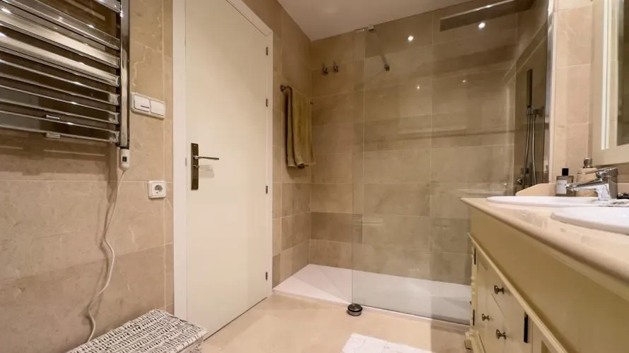 Apartamento de 3 dormitorios en Benahavís, Spain No. 935 № 20