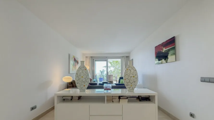 Apartamento de 3 dormitorios en Marbella, Spain No. 970 № 2