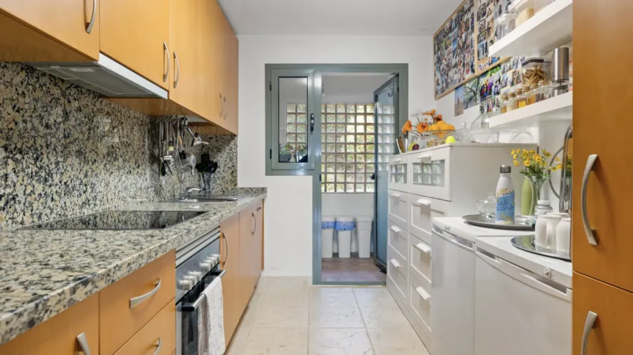 Apartamento de 2 dormitorios en Estepona, Spain No. 706 № 24