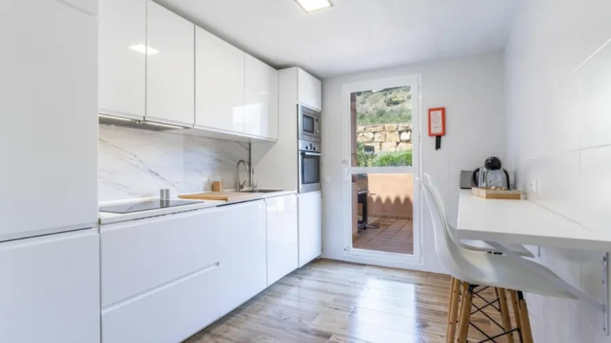 Apartamento de 2 dormitorios en Marbella, Spain No. 666 № 4