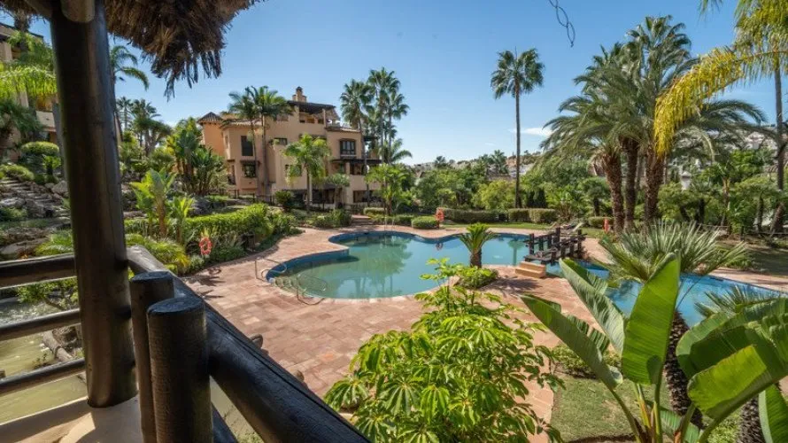 Apartamento de 2 dormitorios en Estepona, Spain No. 659 № 3