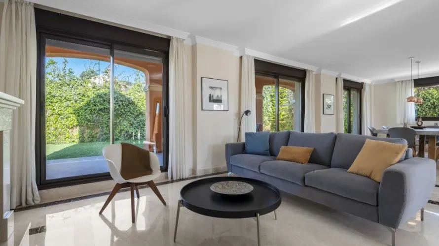 Villa de 4 dormitorios en Estepona, Spain No. 187 № 3