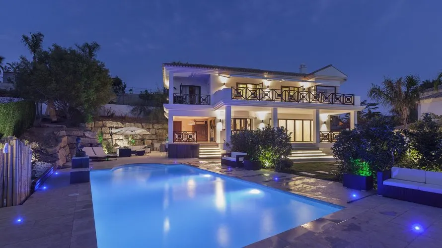 Villa de 5 dormitorios en Marbella, Spain No. 390 № 1