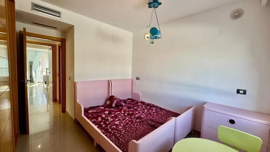 Apartamento de 2 dormitorios en Cortes (San Pedro De Alcantara), Spain No. 654 № 1