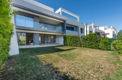 Apartamento de 2 dormitorios en Estepona, Spain No. 588
