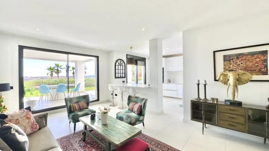 Apartamento de 3 dormitorios en Estepona, Spain No. 944