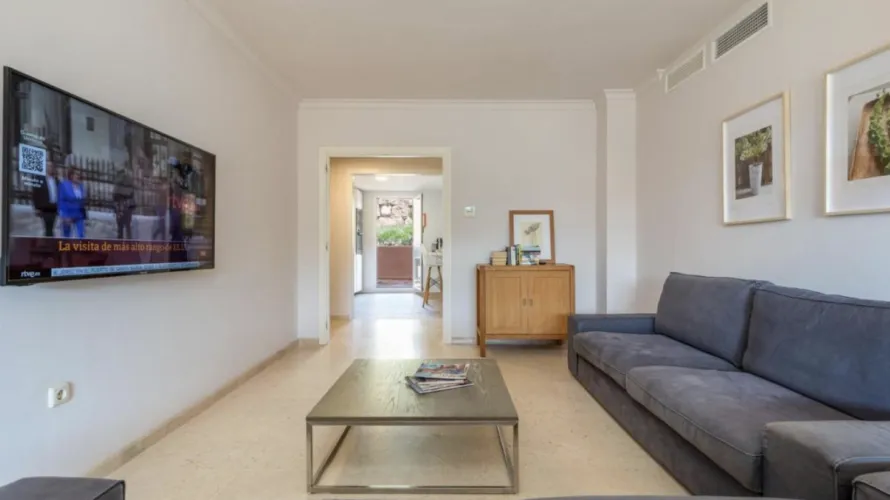 Apartamento de 2 dormitorios en Marbella, Spain No. 666 № 2