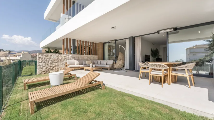 Apartamento de 3 dormitorios en Marbella, Spain No. 657 № 2