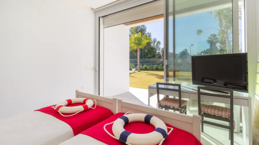 Villa de 4 dormitorios en Cortes (San Pedro De Alcantara), Spain No. 1024 № 14
