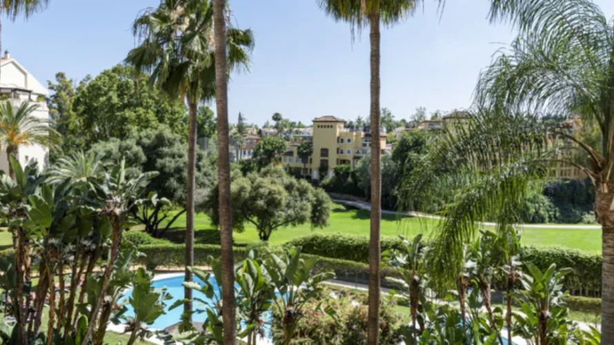 Apartamento de 2 dormitorios en Cortes (San Pedro De Alcantara), Spain No. 1071 № 10