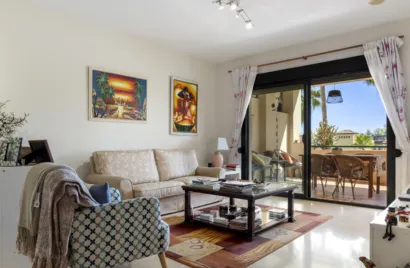 Apartamento de 2 dormitorios en Cortes (San Pedro De Alcantara), Spain No. 1071