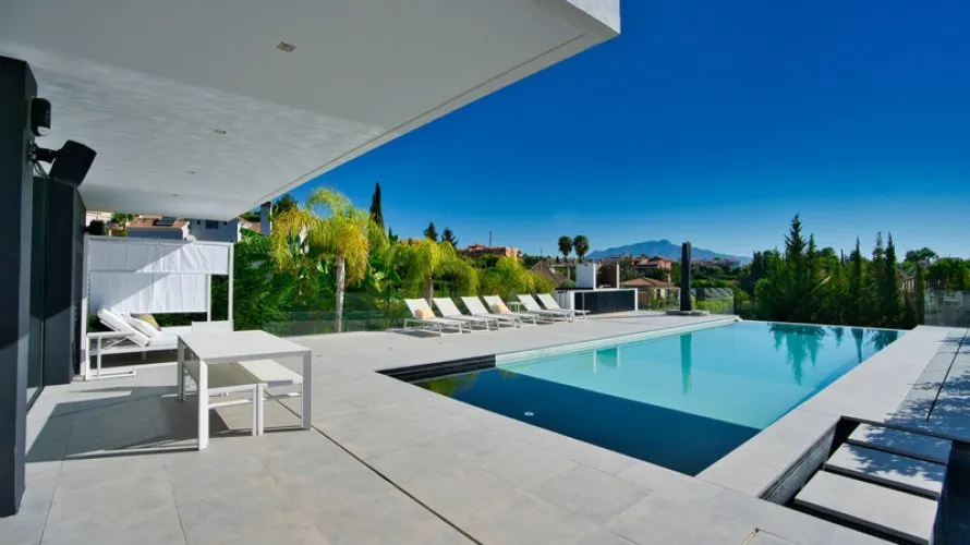 Villa de 4 dormitorios en Estepona, Spain No. 372 № 2