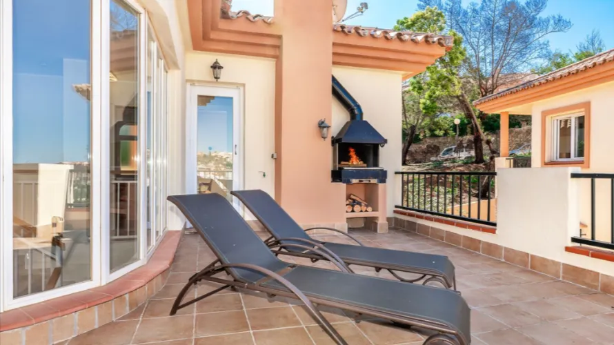 Villa de 5 dormitorios en Mijas Costa, Spain No. 993 № 2