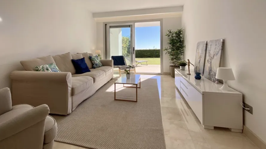 Apartamento de 2 dormitorios en Marbella, Spain No. 672 № 2