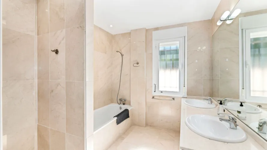 Villa de 5 dormitorios en Mijas Costa, Spain No. 993 № 3