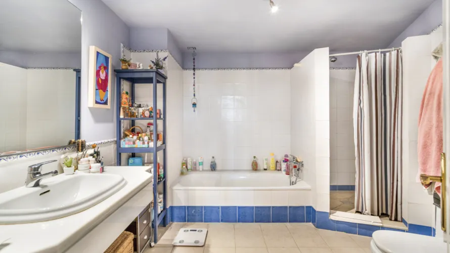 Apartamento de 2 dormitorios en Cortes (San Pedro De Alcantara), Spain No. 661 № 2