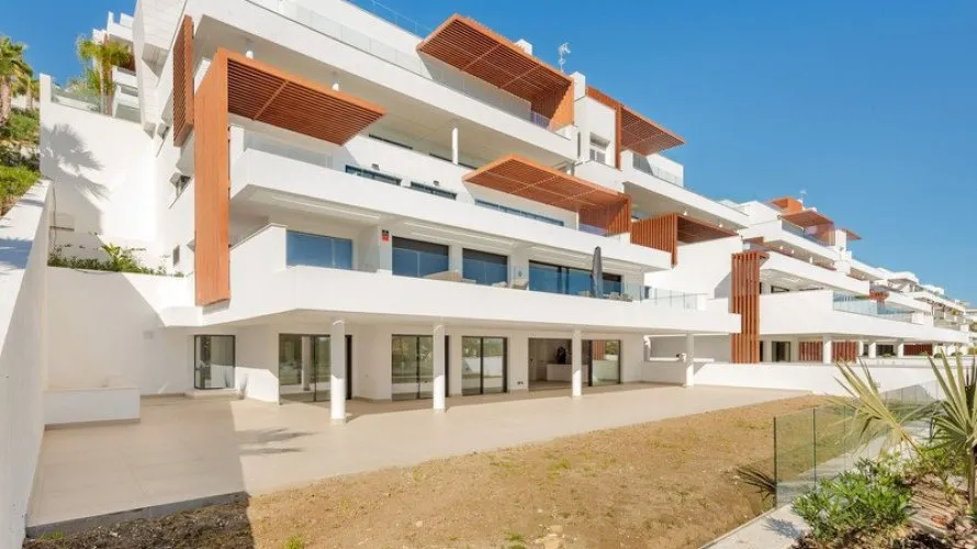 Apartamento de 2 dormitorios en Estepona, Spain No. 404 № 3