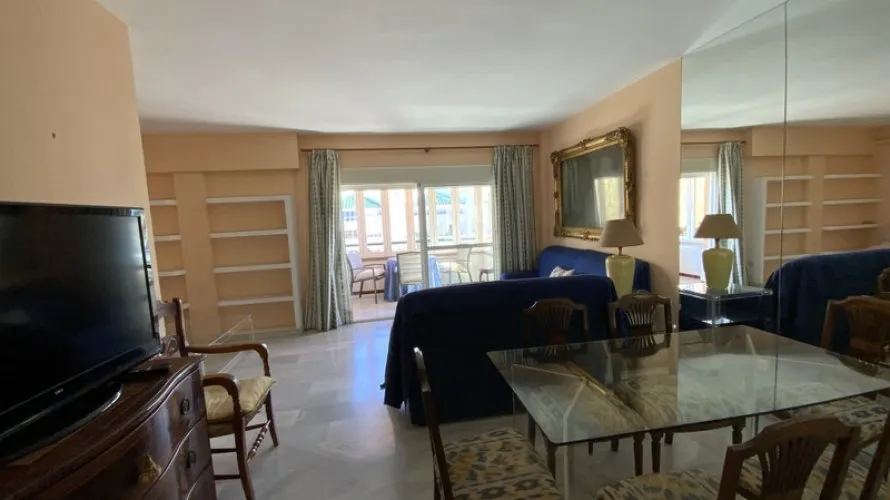 Apartamento de 3 dormitorios en Marbella, Spain No. 491 № 3