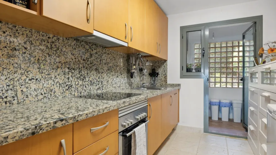 Apartamento de 2 dormitorios en Estepona, Spain No. 706 № 25