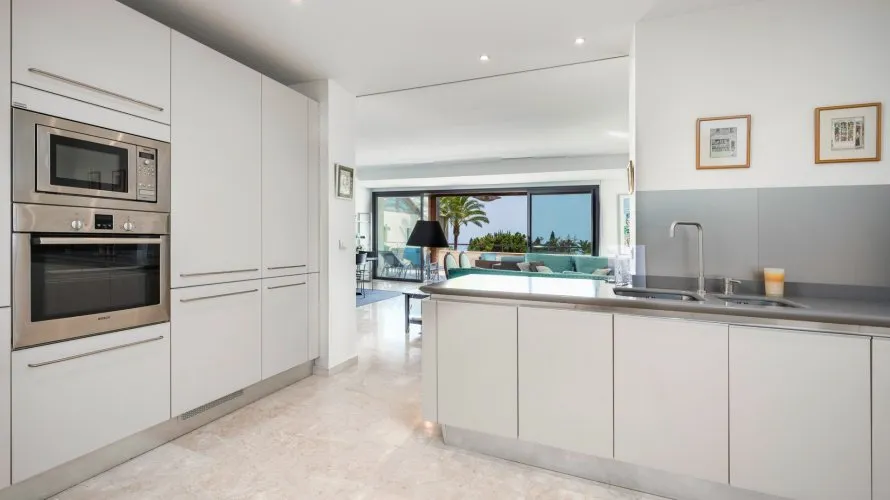 Apartamento de 3 dormitorios en Marbella, Spain No. 476 № 13