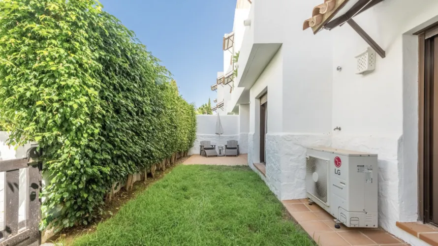 Apartamento de 2 dormitorios en Estepona, Spain No. 639 № 2