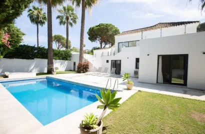 Villa de 4 dormitorios en Marbella, Spain No. 391