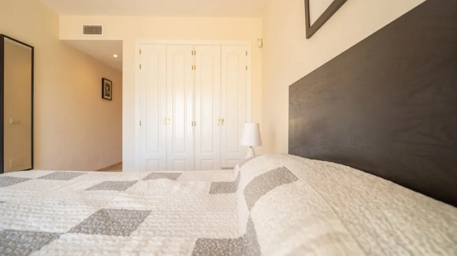 Apartamento de 2 dormitorios en Estepona, Spain No. 659 № 16