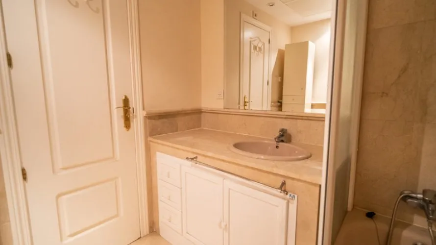 Apartamento de 2 dormitorios en Estepona, Spain No. 659 № 11