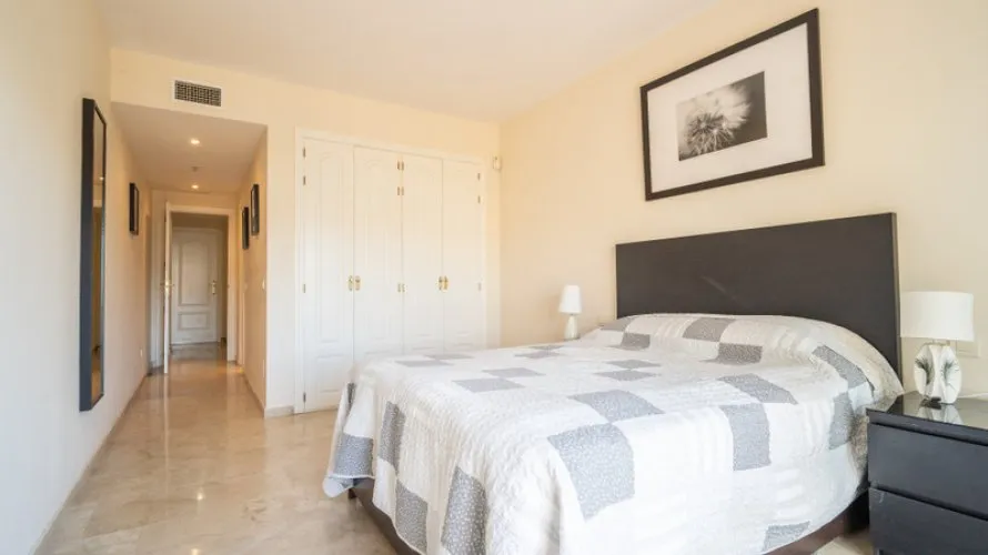 Apartamento de 2 dormitorios en Estepona, Spain No. 659 № 19