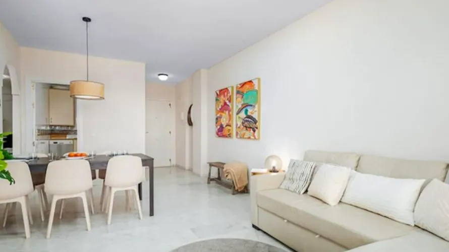 Apartamento de 2 dormitorios en Marbella, Spain No. 812 № 2