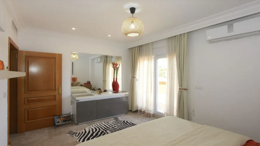 Villa de 6 dormitorios en Marbella, Spain No. 537 № 18