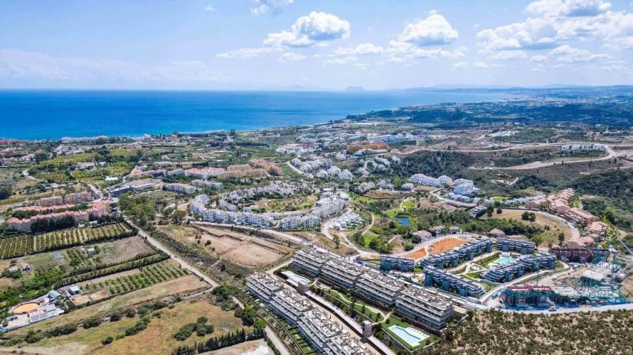 Apartamento de 2 dormitorios en Estepona, Spain No. 255 № 2