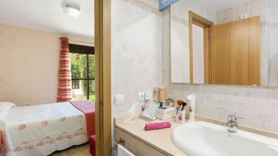 Apartamento de 2 dormitorios en Estepona, Spain No. 667 № 9