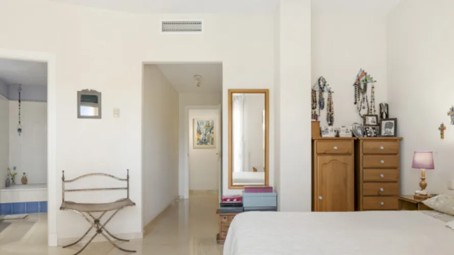 Apartamento de 2 dormitorios en Cortes (San Pedro De Alcantara), Spain No. 1071 № 4