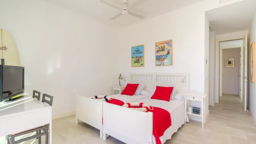 Villa de 4 dormitorios en Cortes (San Pedro De Alcantara), Spain No. 1024 № 2