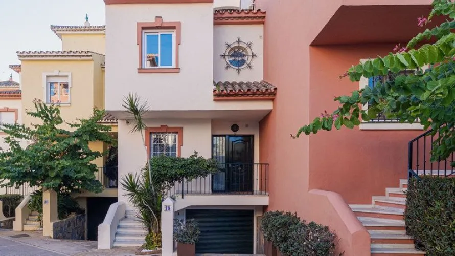Casa adosada de 3 dormitorios en Estepona, Spain No. 712