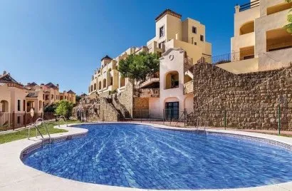 Apartamento de 2 dormitorios en Estepona, Spain No. 598