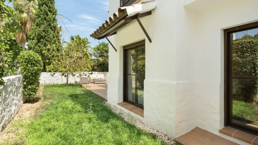 Apartamento de 2 dormitorios en Estepona, Spain No. 667 № 3