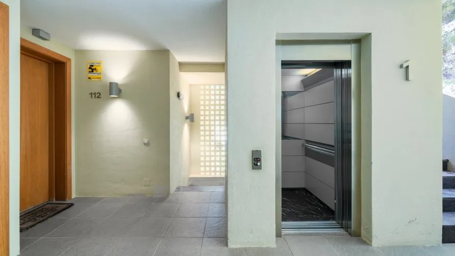 Apartamento de 3 dormitorios en Marbella, Spain No. 476 № 17