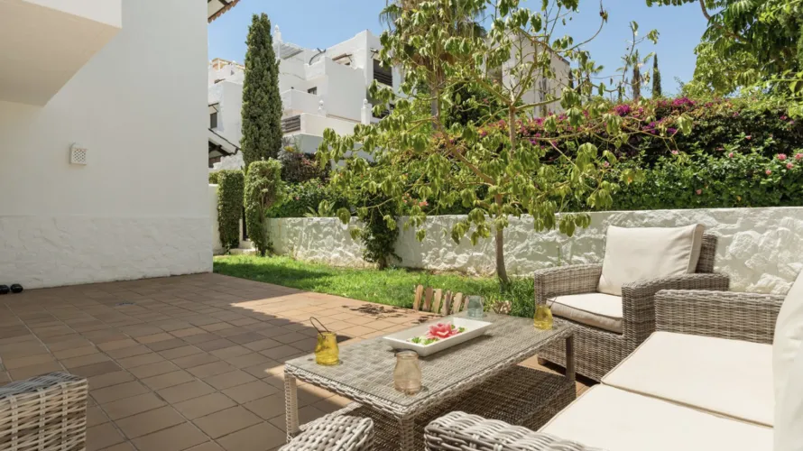 Apartamento de 2 dormitorios en Estepona, Spain No. 667 № 2